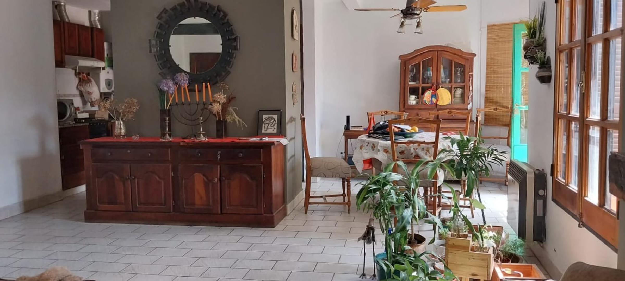 Casa en Venta con 3 cocheras