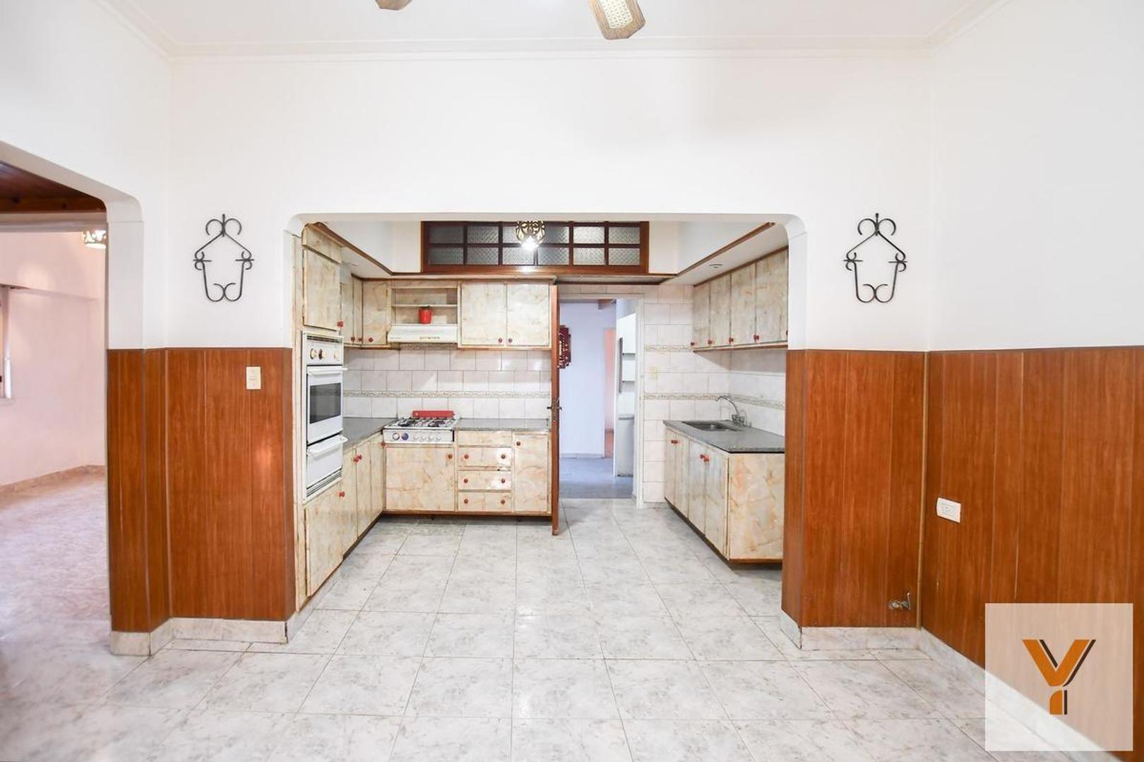 Casa en Venta con 3 cocheras