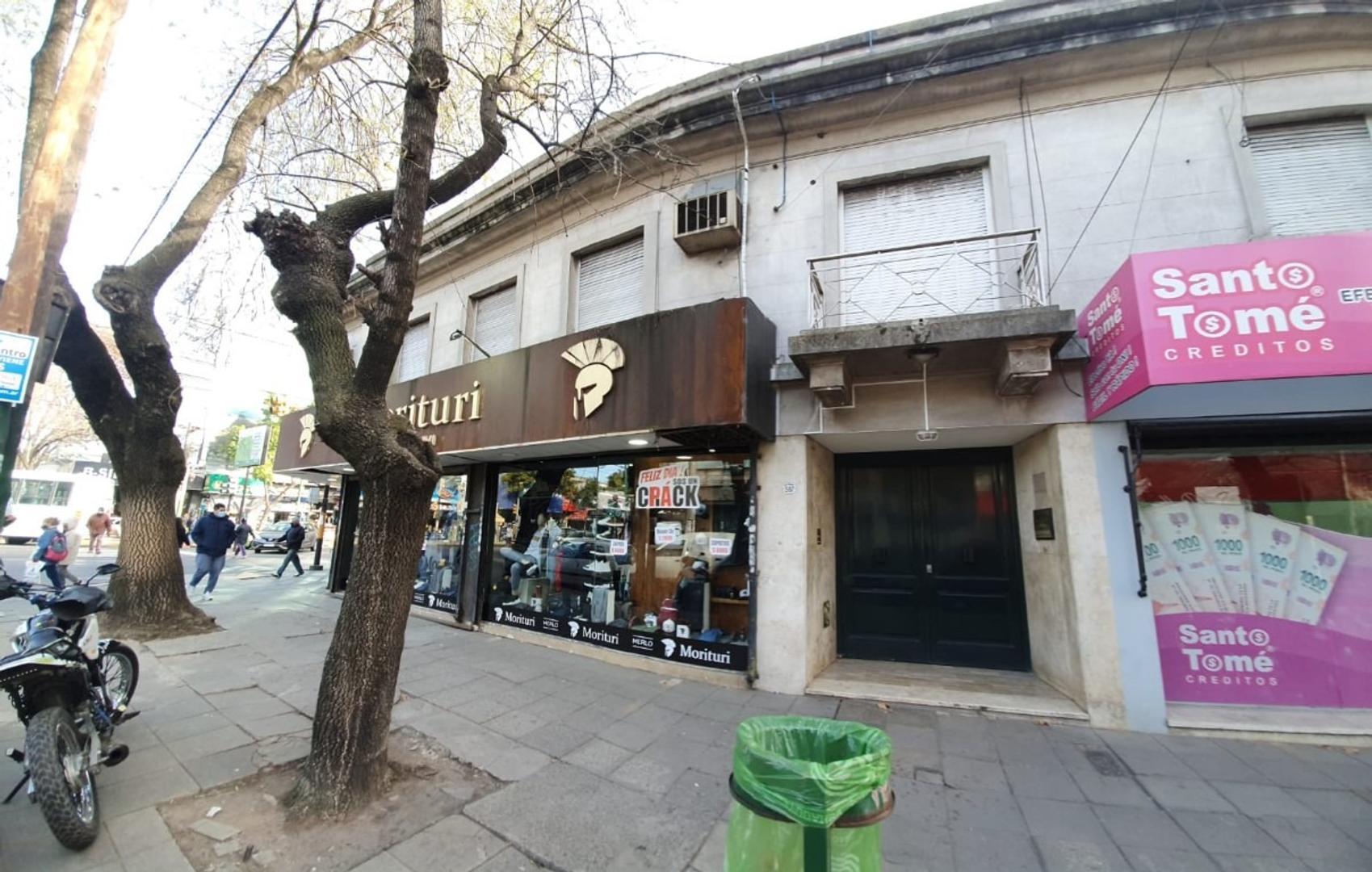 EXCELENTE DEPTO DE 3 AMB. SOBRE AV. LIBERTADOR APTO PROF.