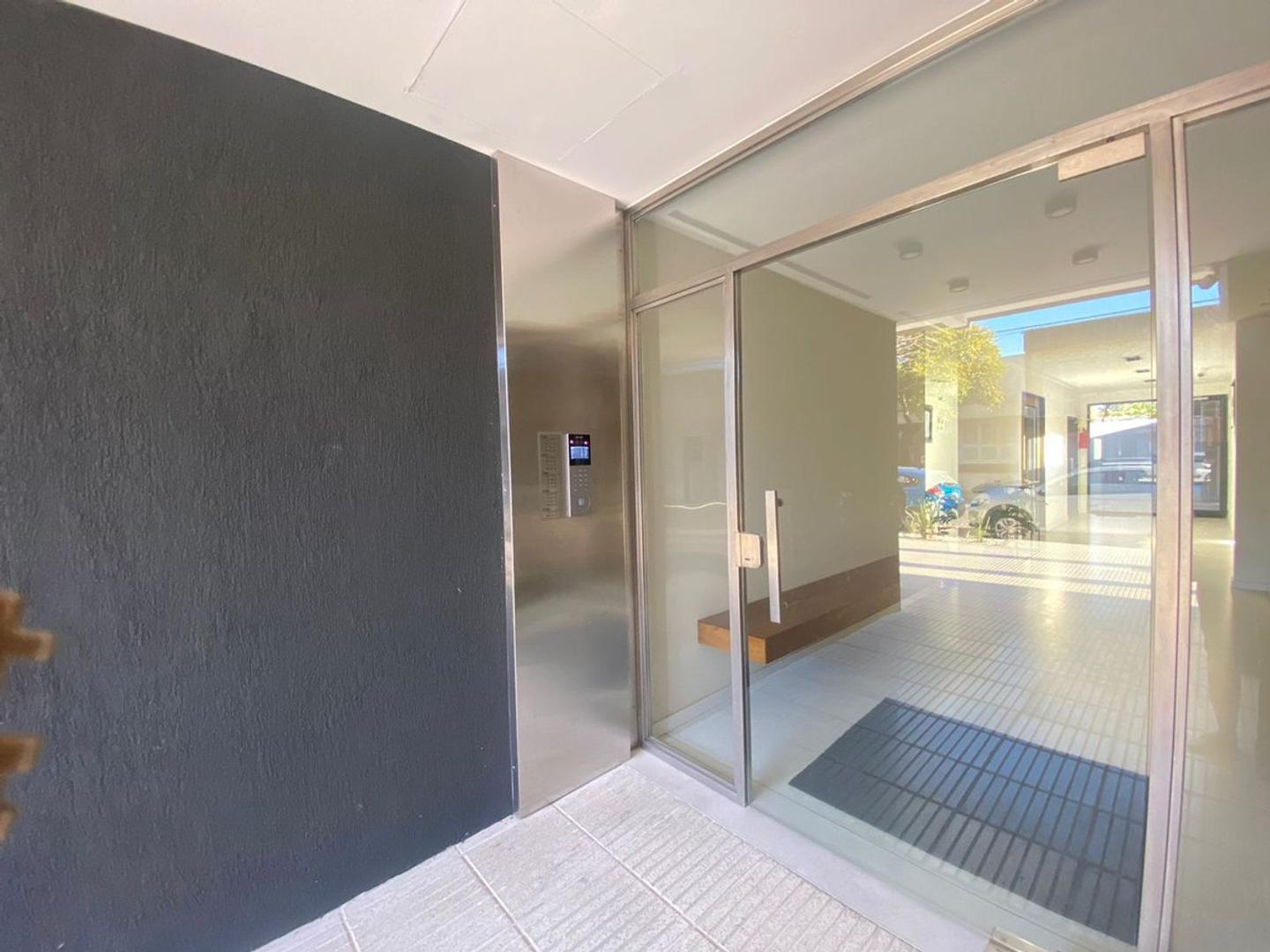 Carlos Pellegrini 100