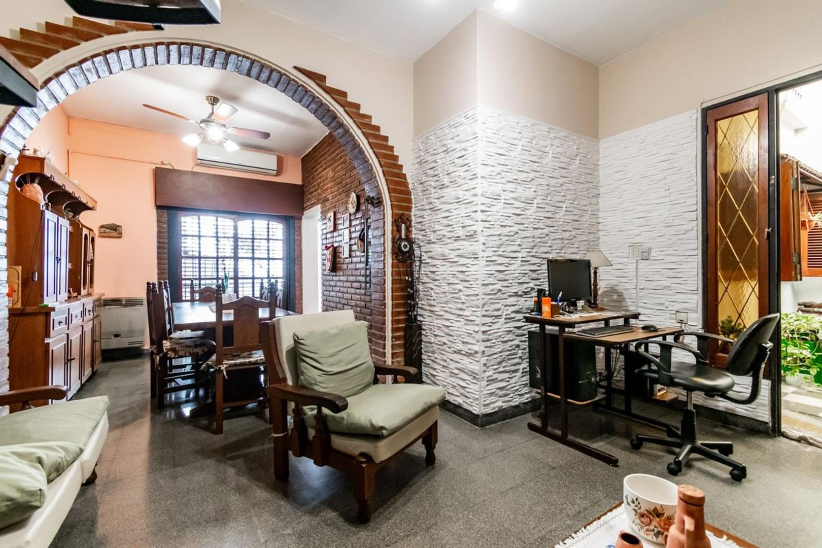 VENTA CASA DE 3 AMB. EN VILLA MAIPUCON CON LOCAL