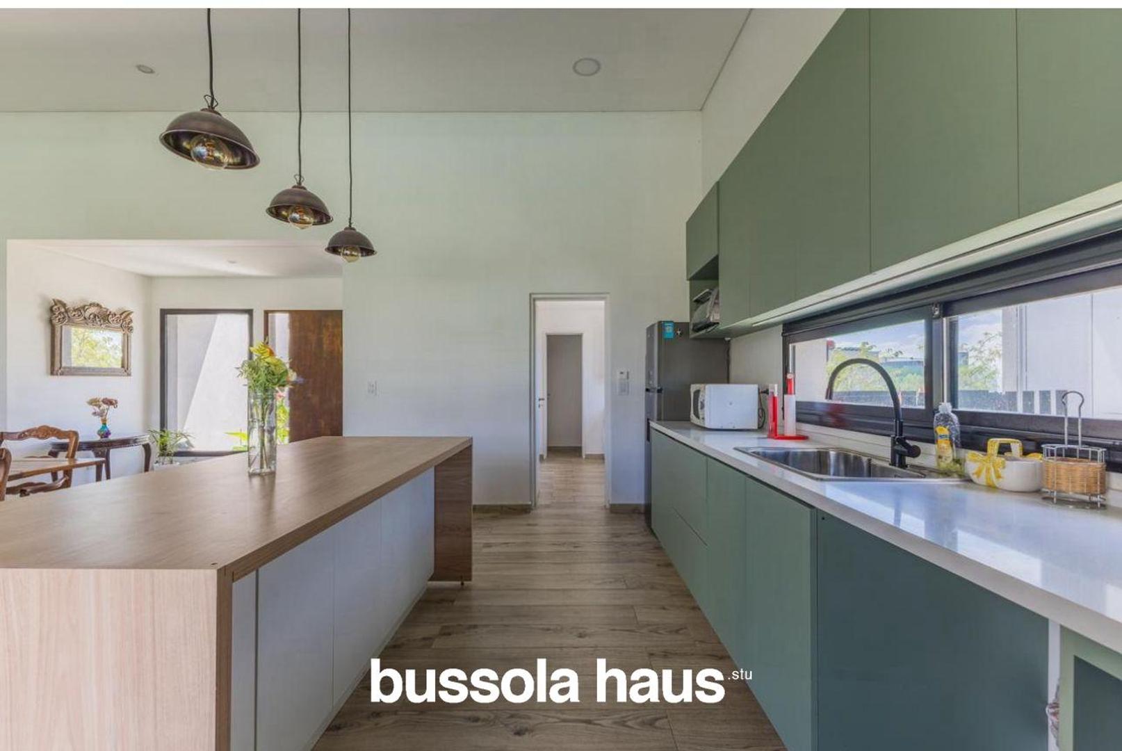 Casa en Alquiler con 2 cocheras