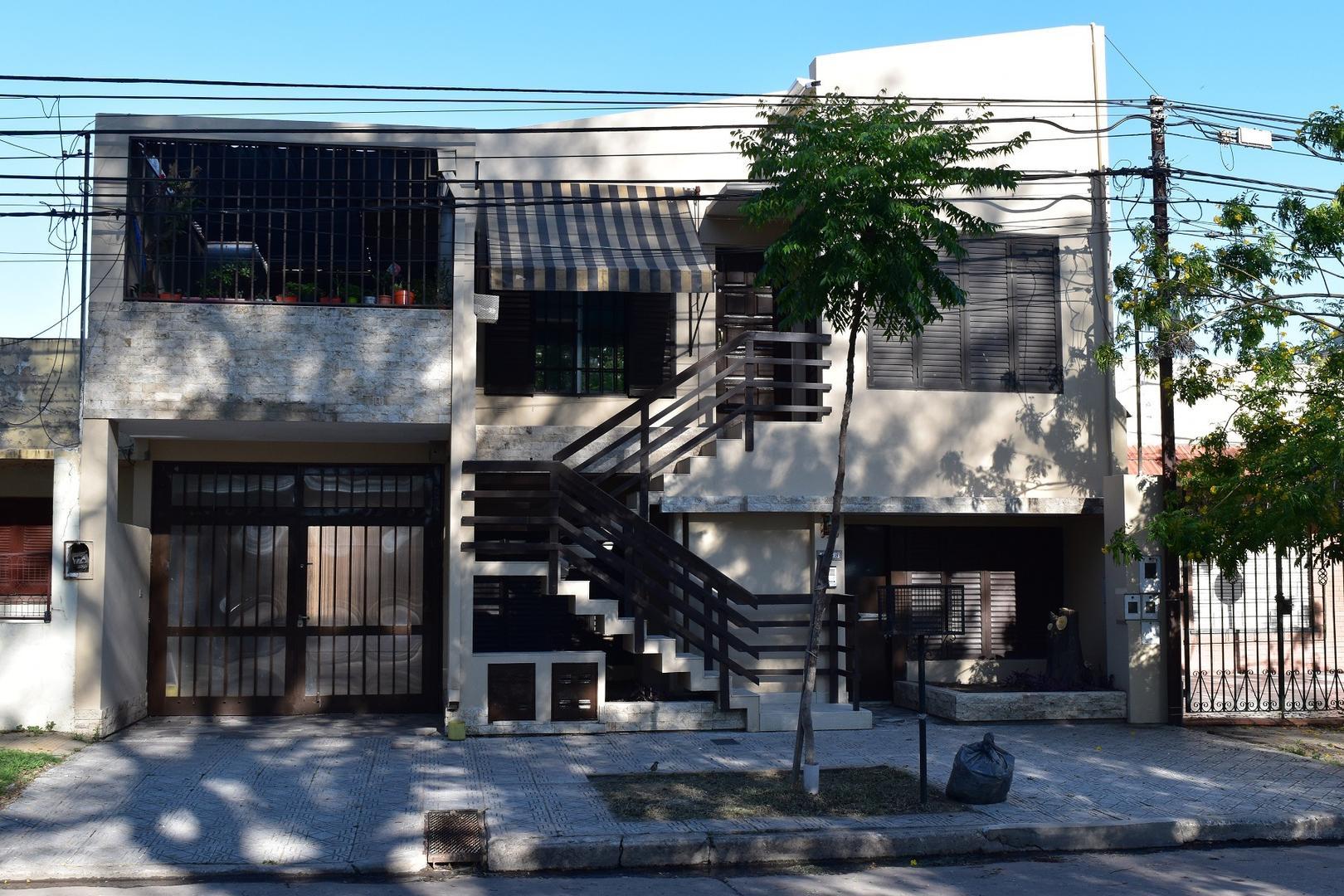CASA CON COCHERA PASANTE Y GALPÓN EN BARRIO SARGENTO CABRAL