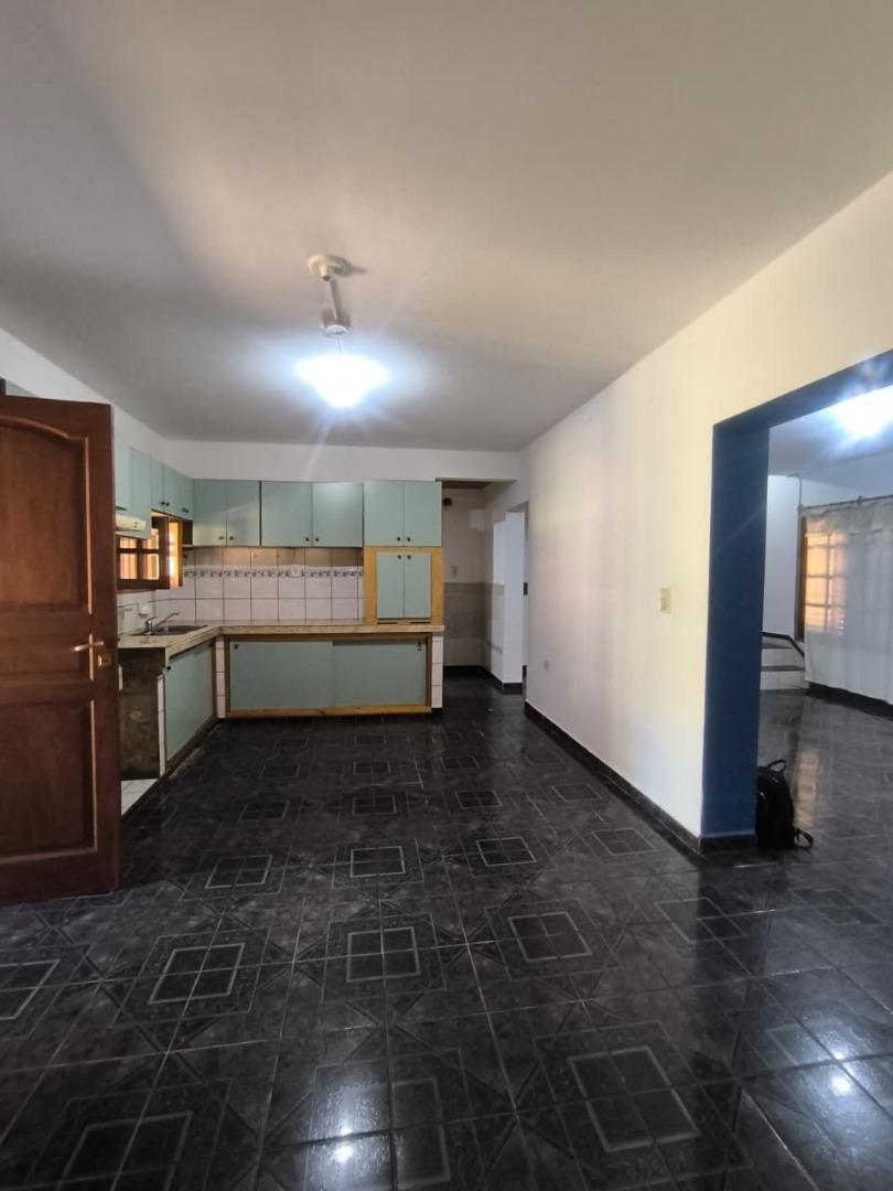 Casa en Alquiler con 2 cocheras