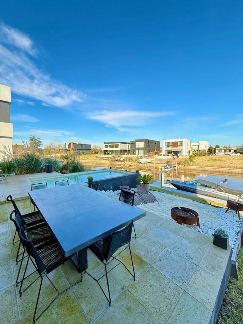 Casa en Alquiler en Barrio Nautico Canal, USD 3.500