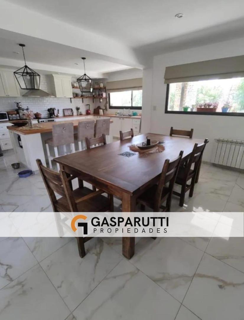 Casa 5 ambientes con 4 baños