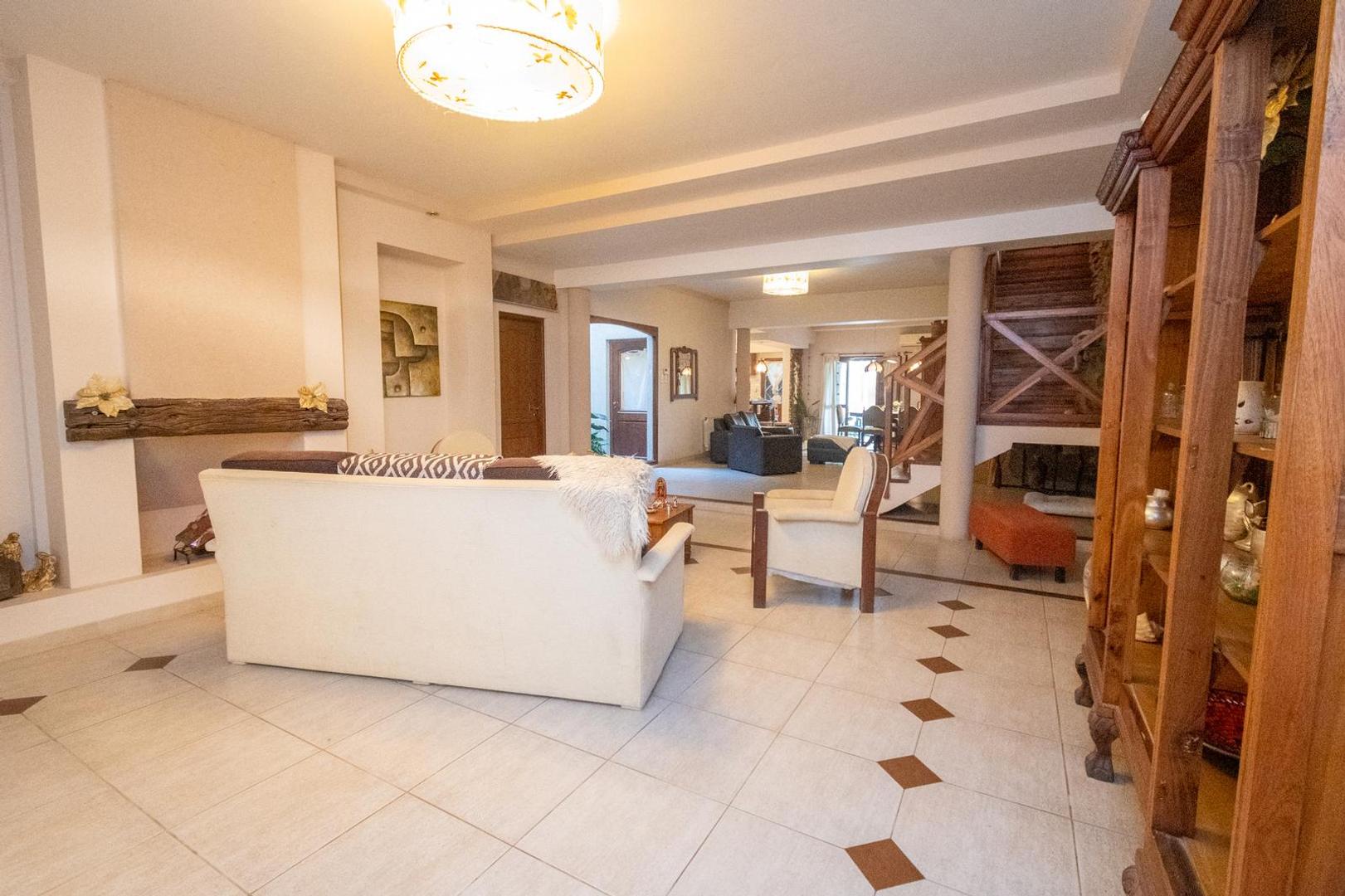 Casa 7 ambientes con 3 baños