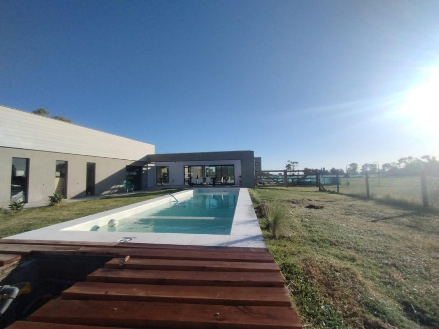 Casa 4 ambientes con 2 baños