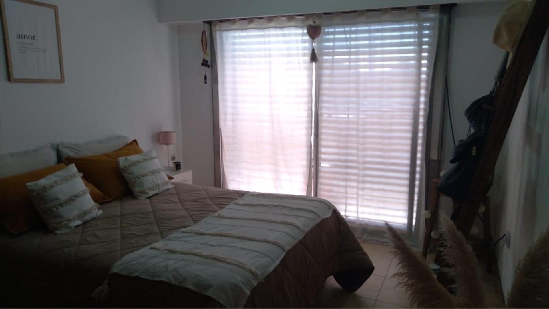 CASA DE 4 AMBIENTES, CON 2 LOCALES EN PB, AMPLIO FONDO LIBRE