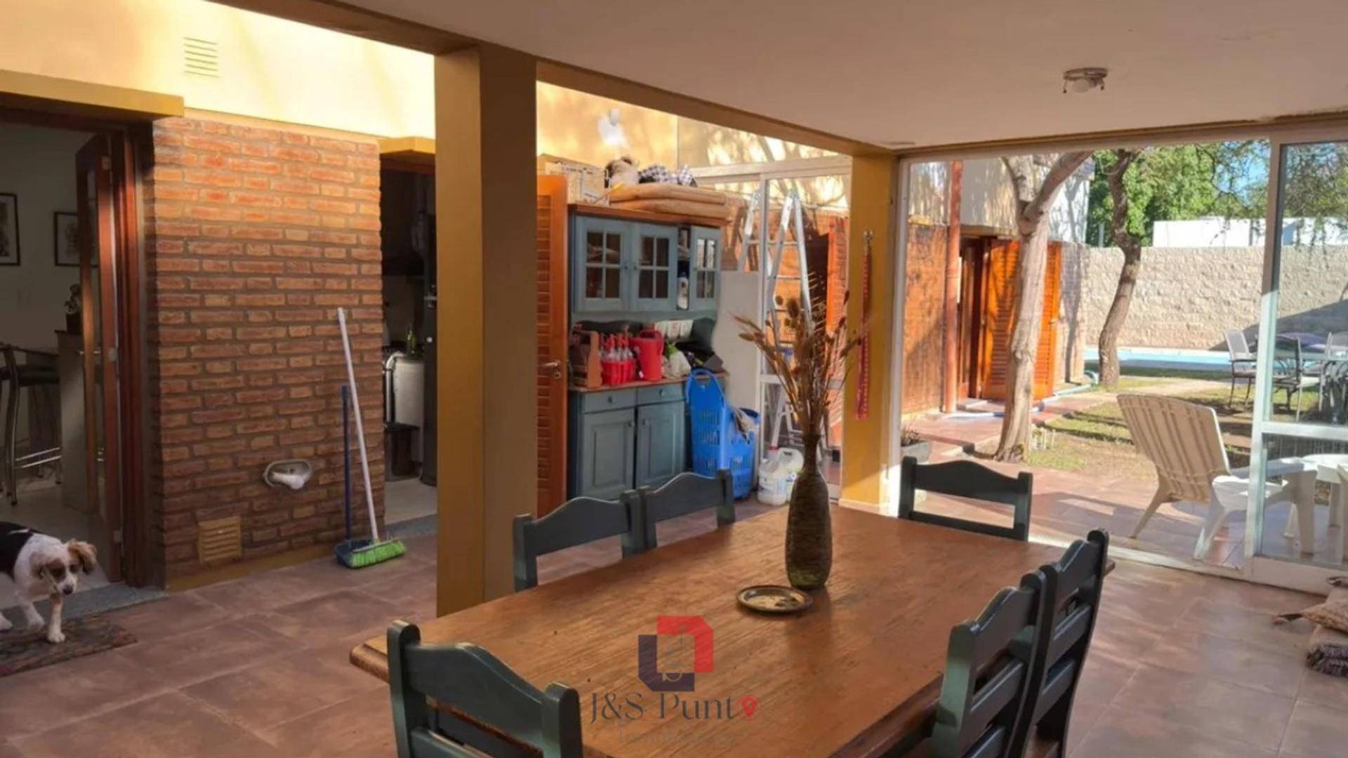 Casa en Venta con 3 cocheras