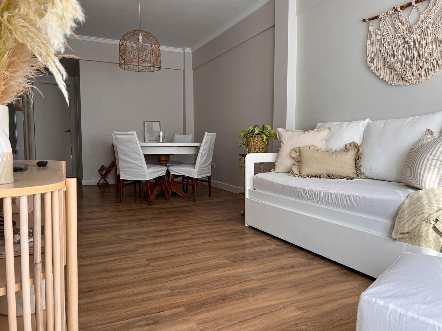 Depto 2 amb con BALCON a la calle