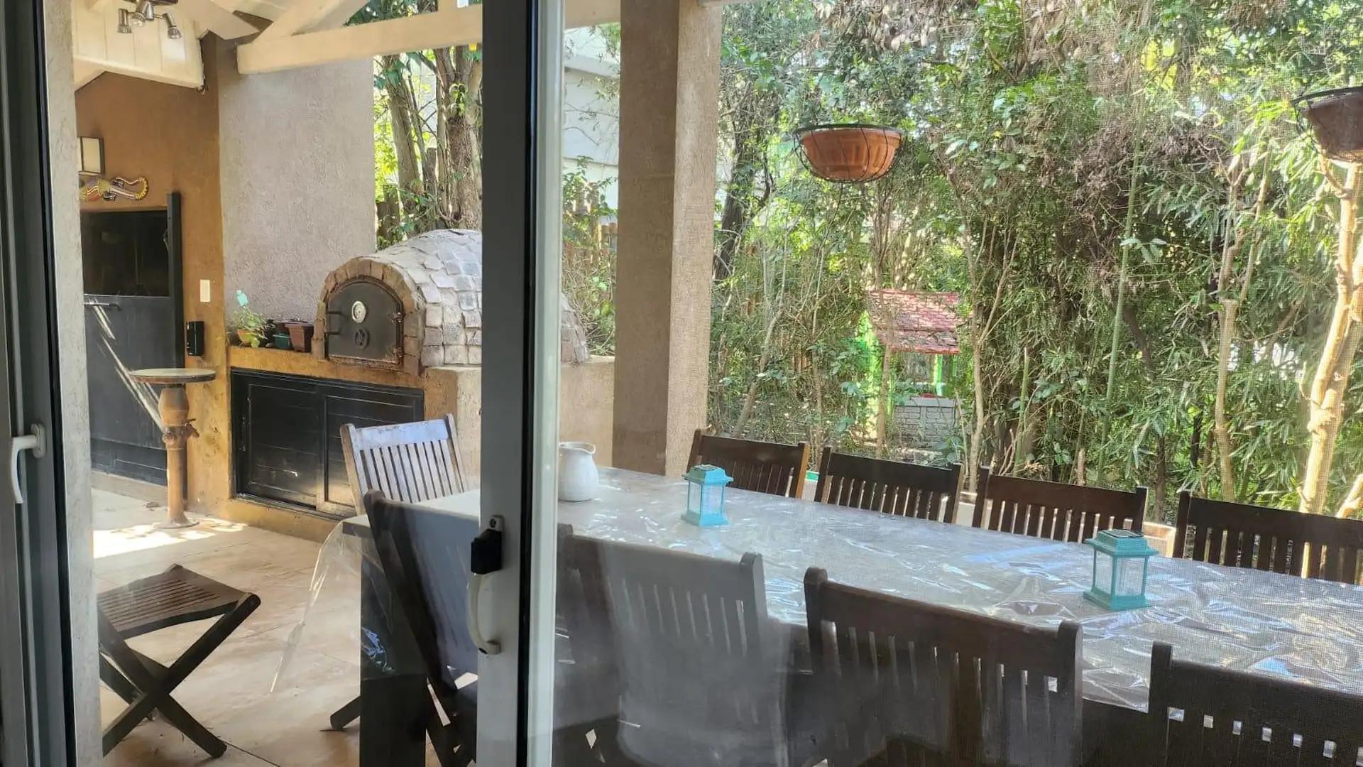 Casa 4 ambientes con 2 baños