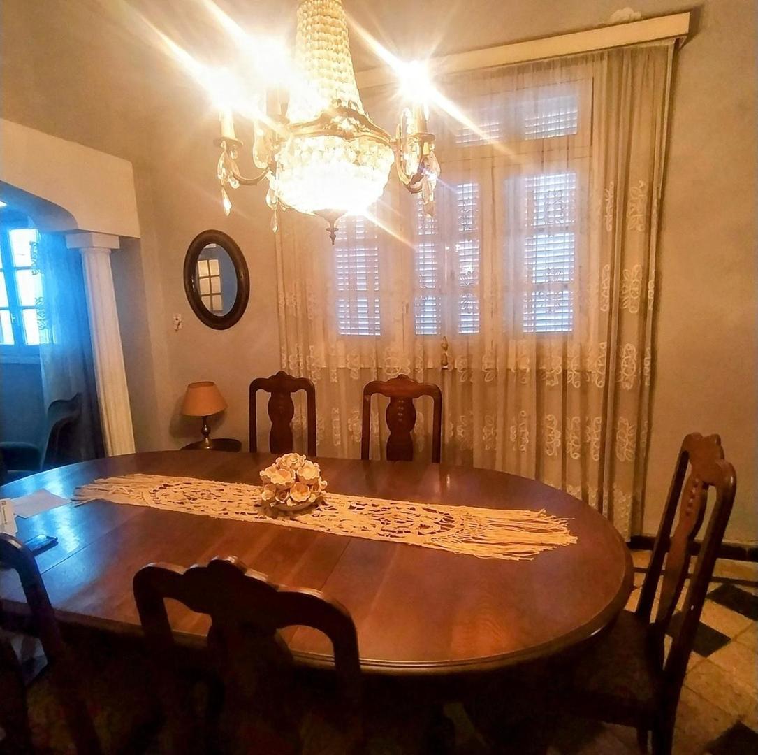 Jose Ingenieros 800, casa de frente, cochera, 1 dorm, patio.