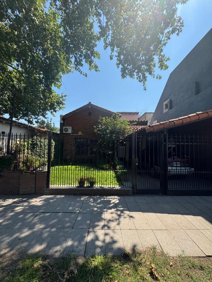 Casa en Temperley 5 Amplios Ambientes y Patio.