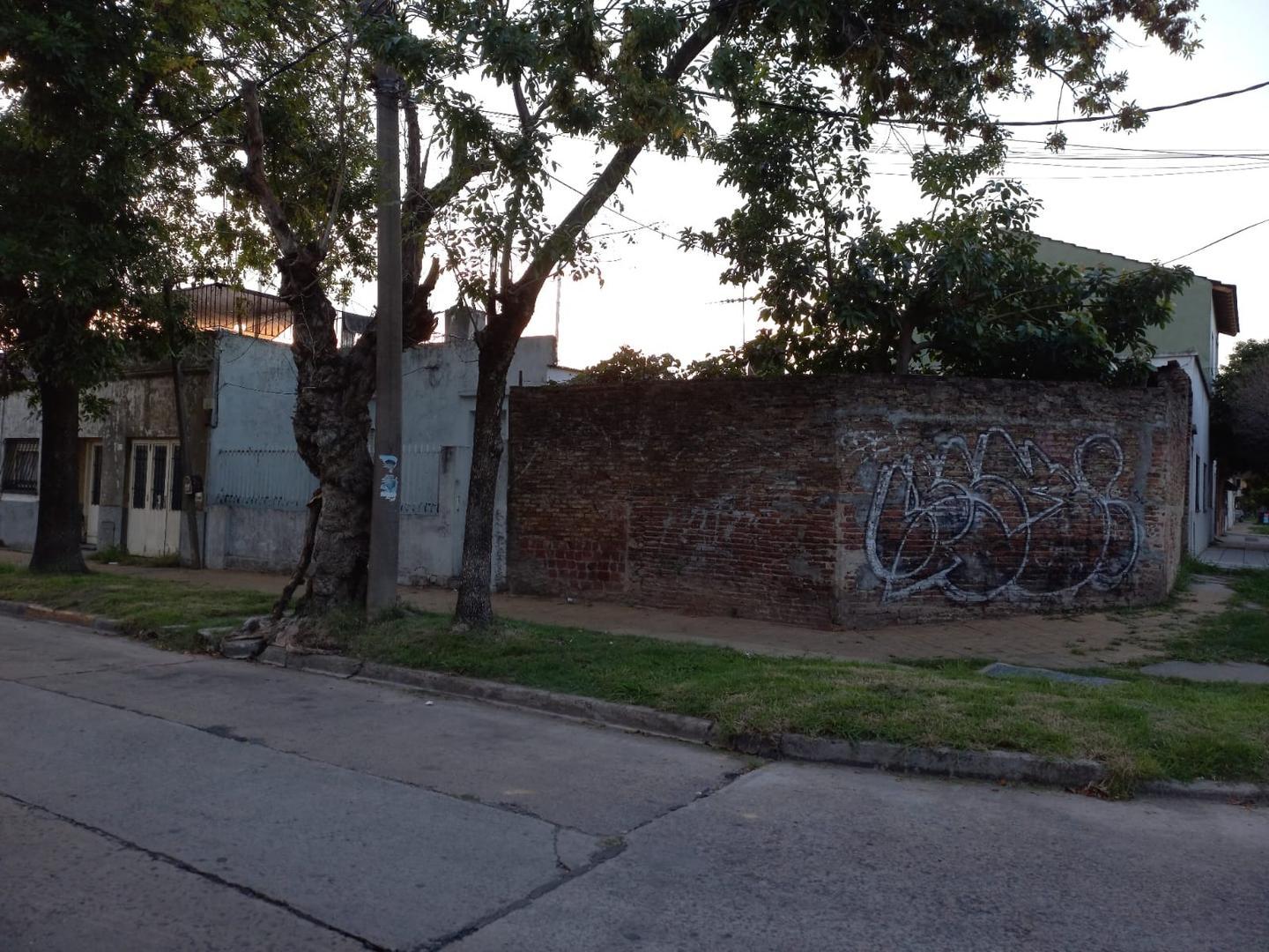 Casa vieja en esquina a Refaccionar