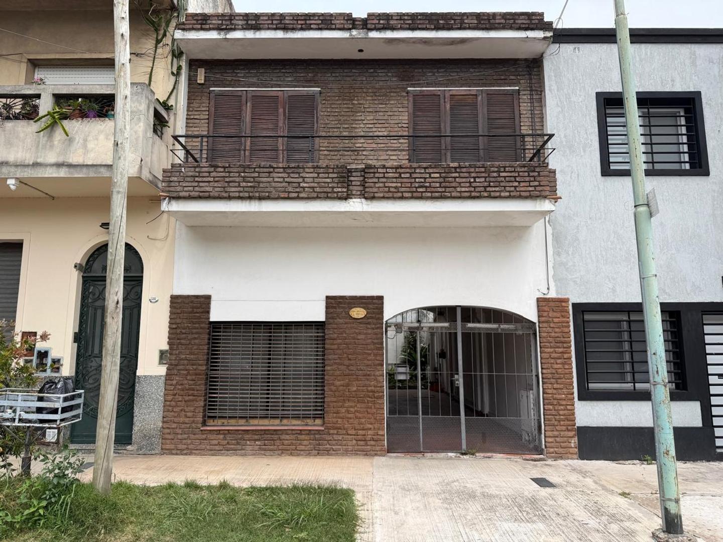 Casa, cuatro ambientes con cochera doble, en venta. Morón
