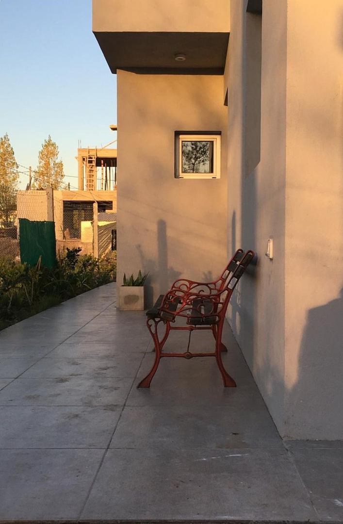 Casa en Alquiler con 2 cocheras