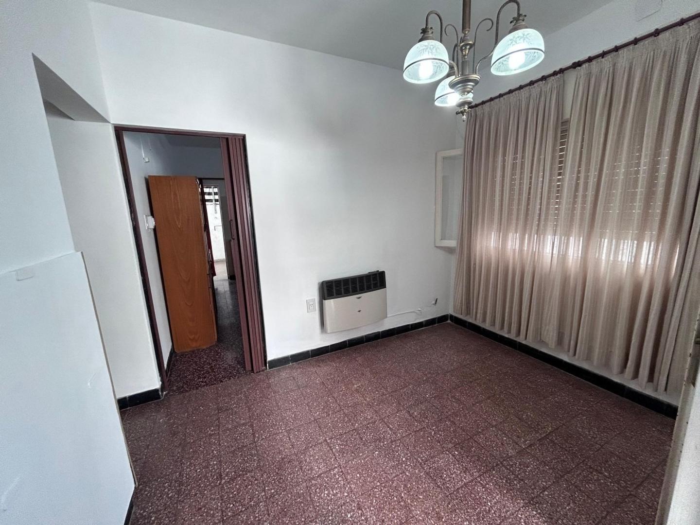 Estrada 600, depto interno, dos dormitorios amplios