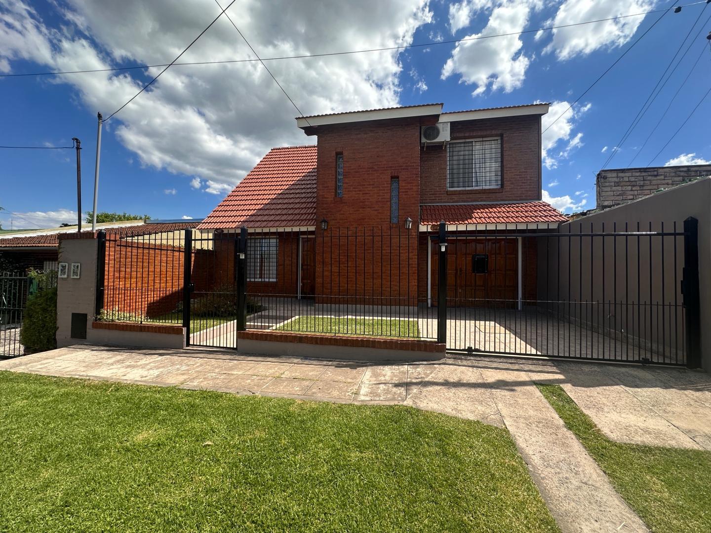 CHALET 3 DORM - LIVING COM - COC COM DRIO - JARDIN