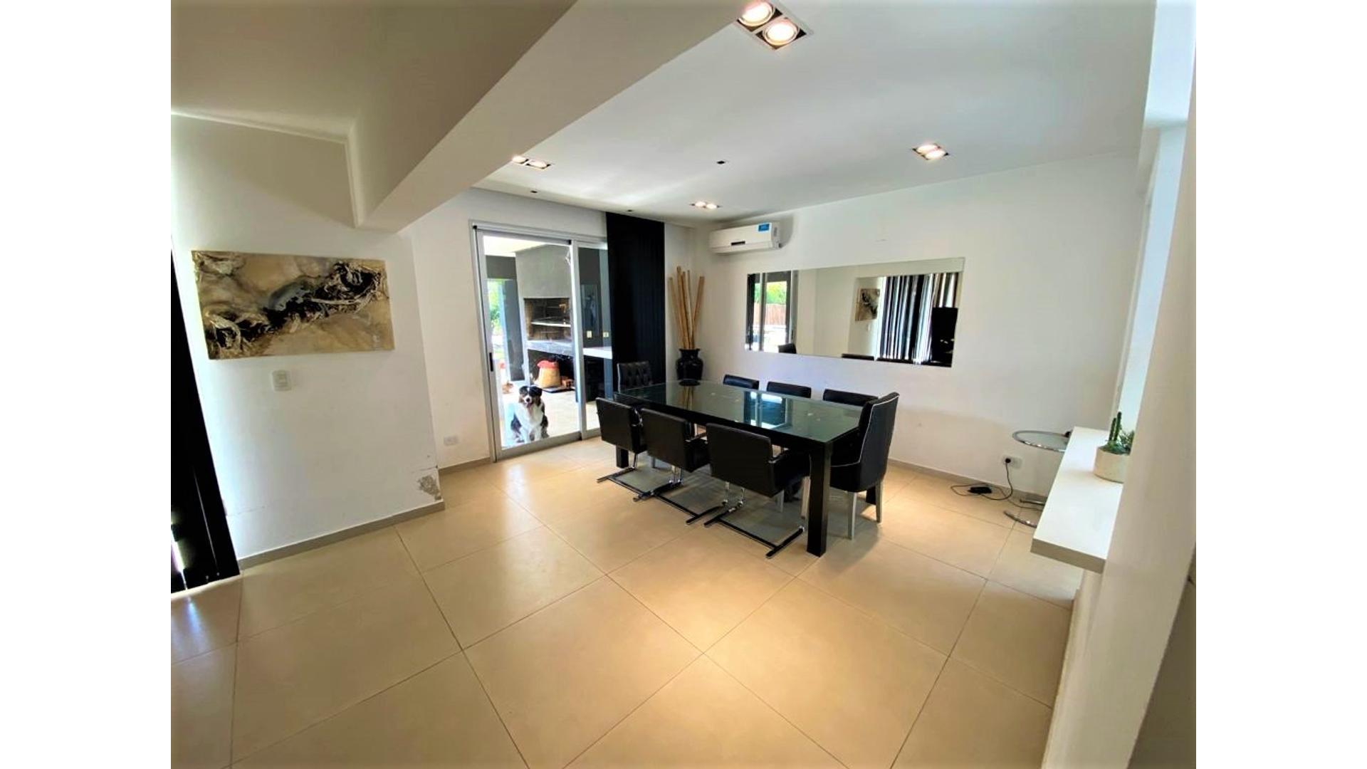 IMPECABLE CASA 5 AMBIENTES. DIGNA DE VER