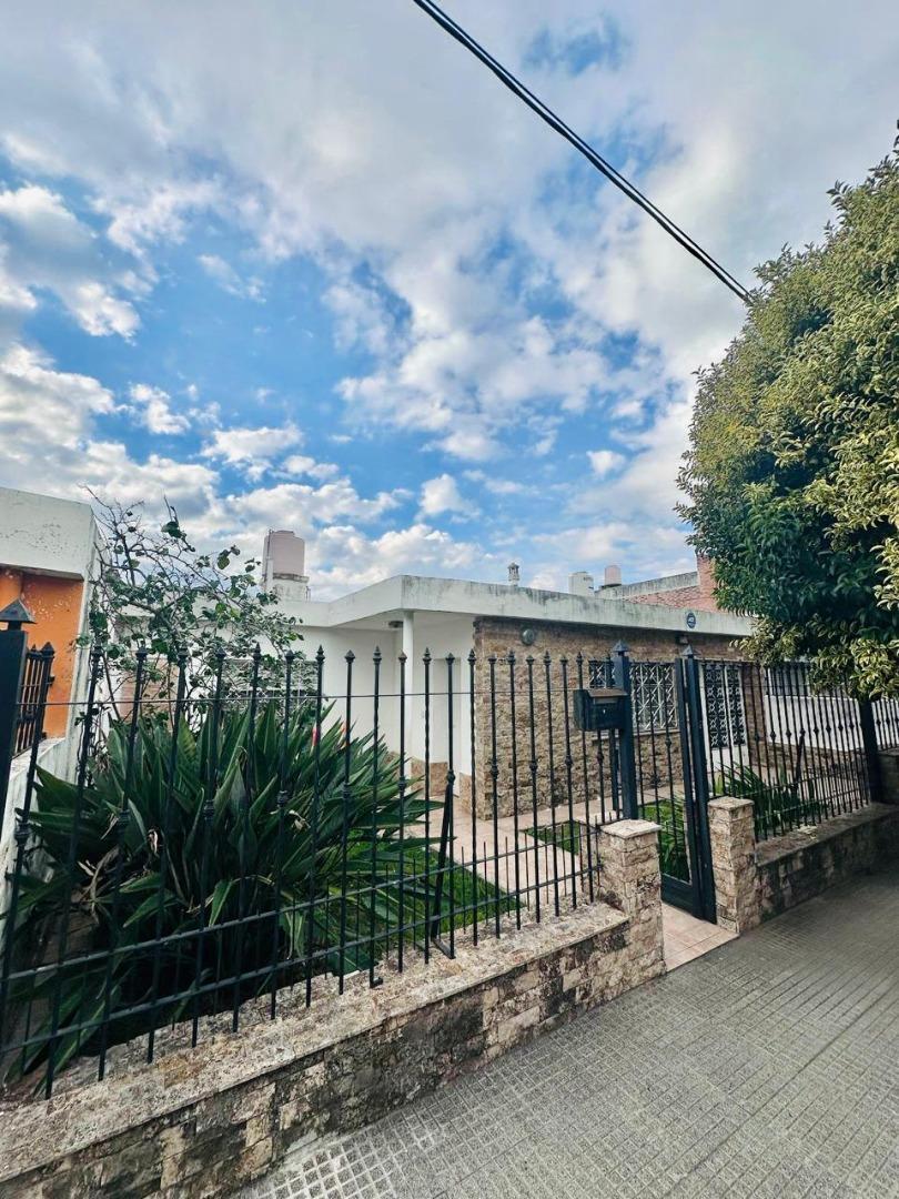 EN EXCELENTE ESTADO. CASA EN VENTA 3 DORM BARRIO ATE