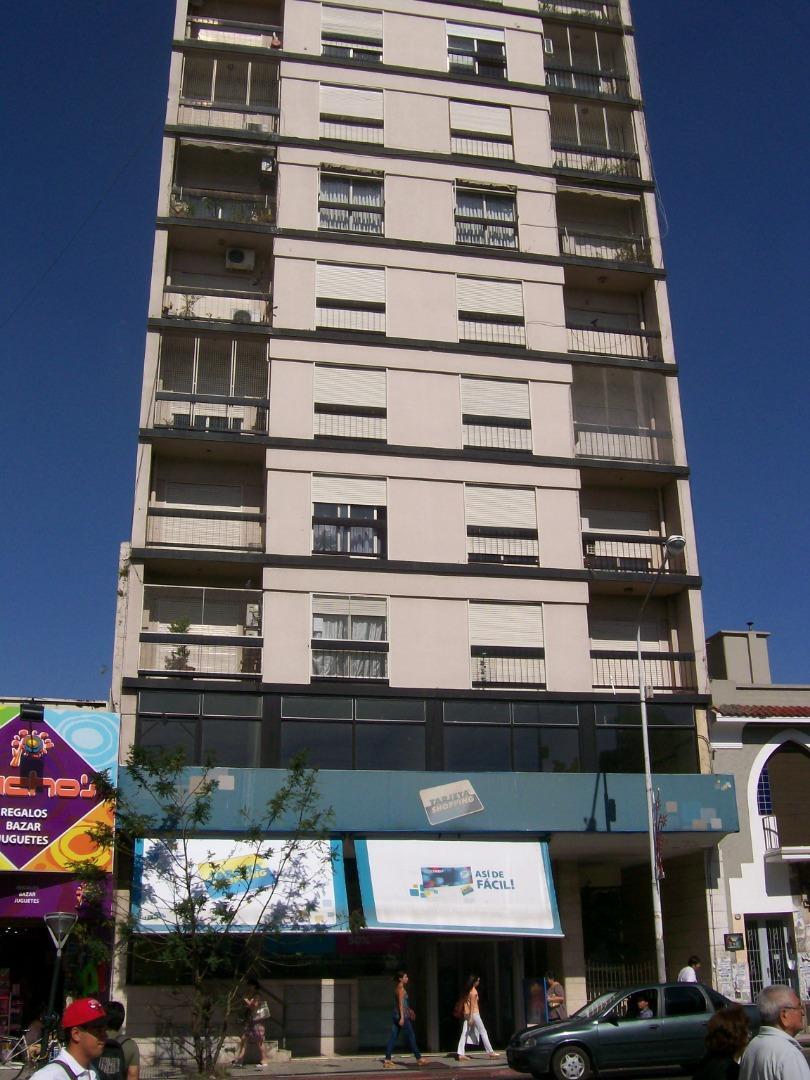 EXCELENTE 2 AMB. FRENTE A LA PLAZA APTO PROFESIONAL