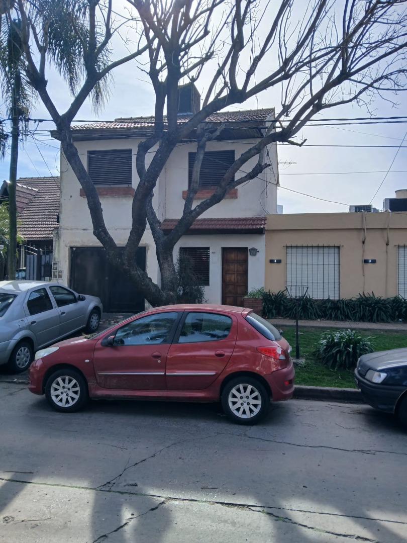 Chalet de dos plantas luminoso y ambientes amplios