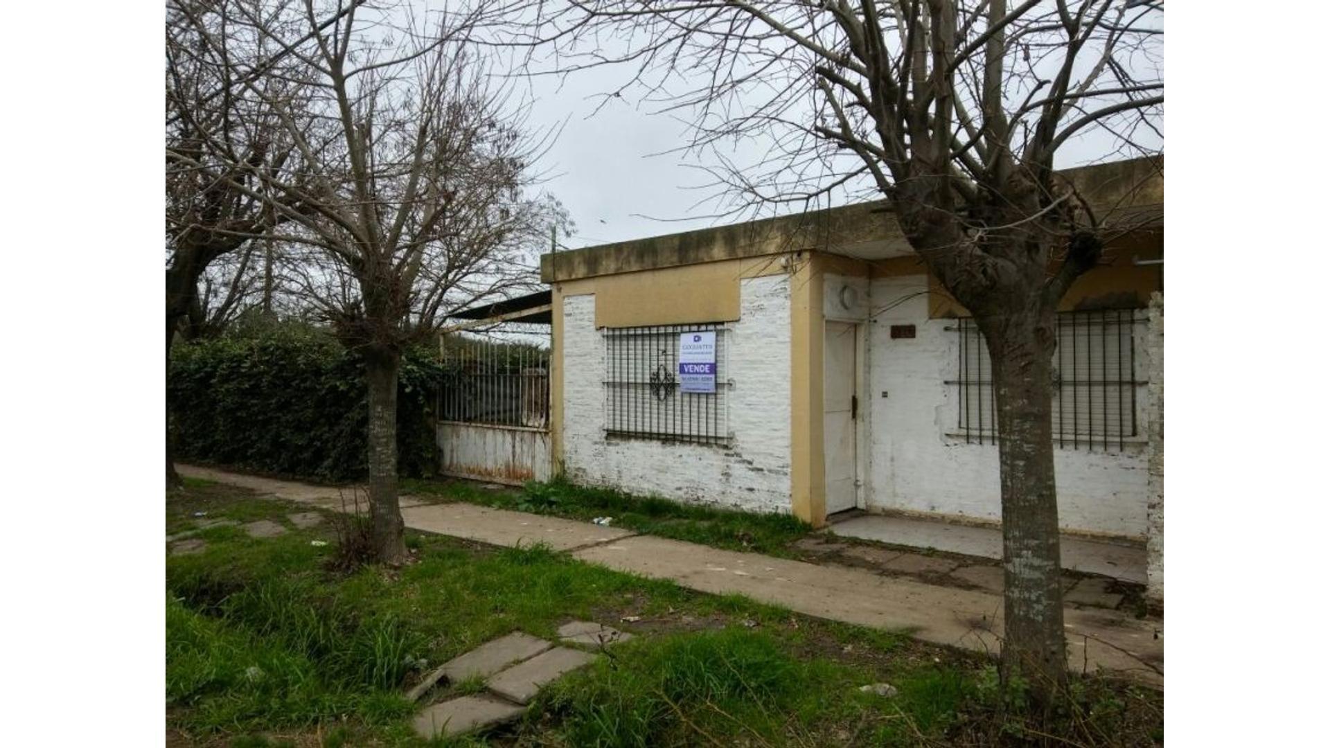 Casa a reciclar en Cassaux y Barlaro, Barrio Las Campanas.