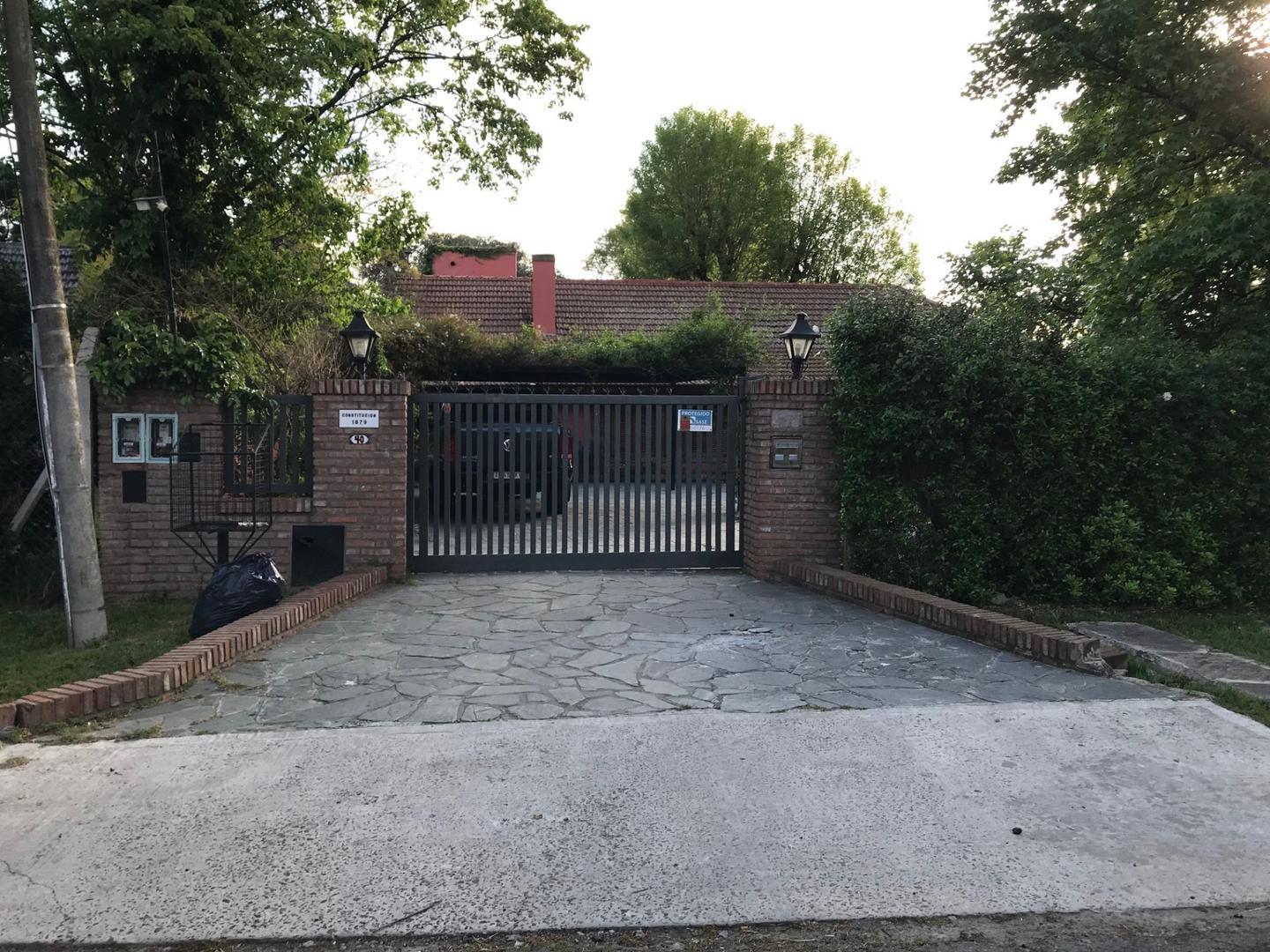 EN VENTA CASA CON PILETA  LOTE DE 1470M2 Bº BELLO HORIZONTE