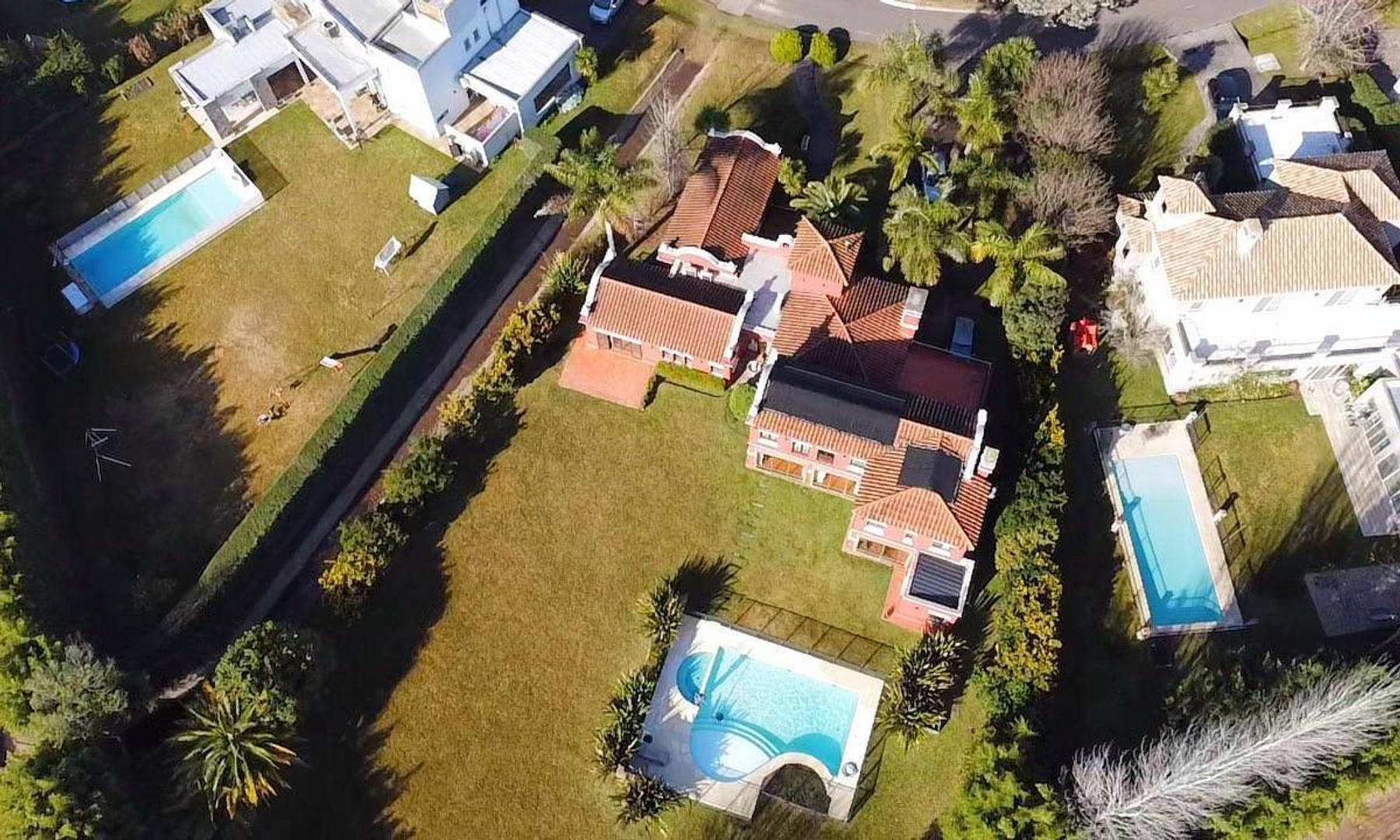 Casa en Venta con 2 cocheras