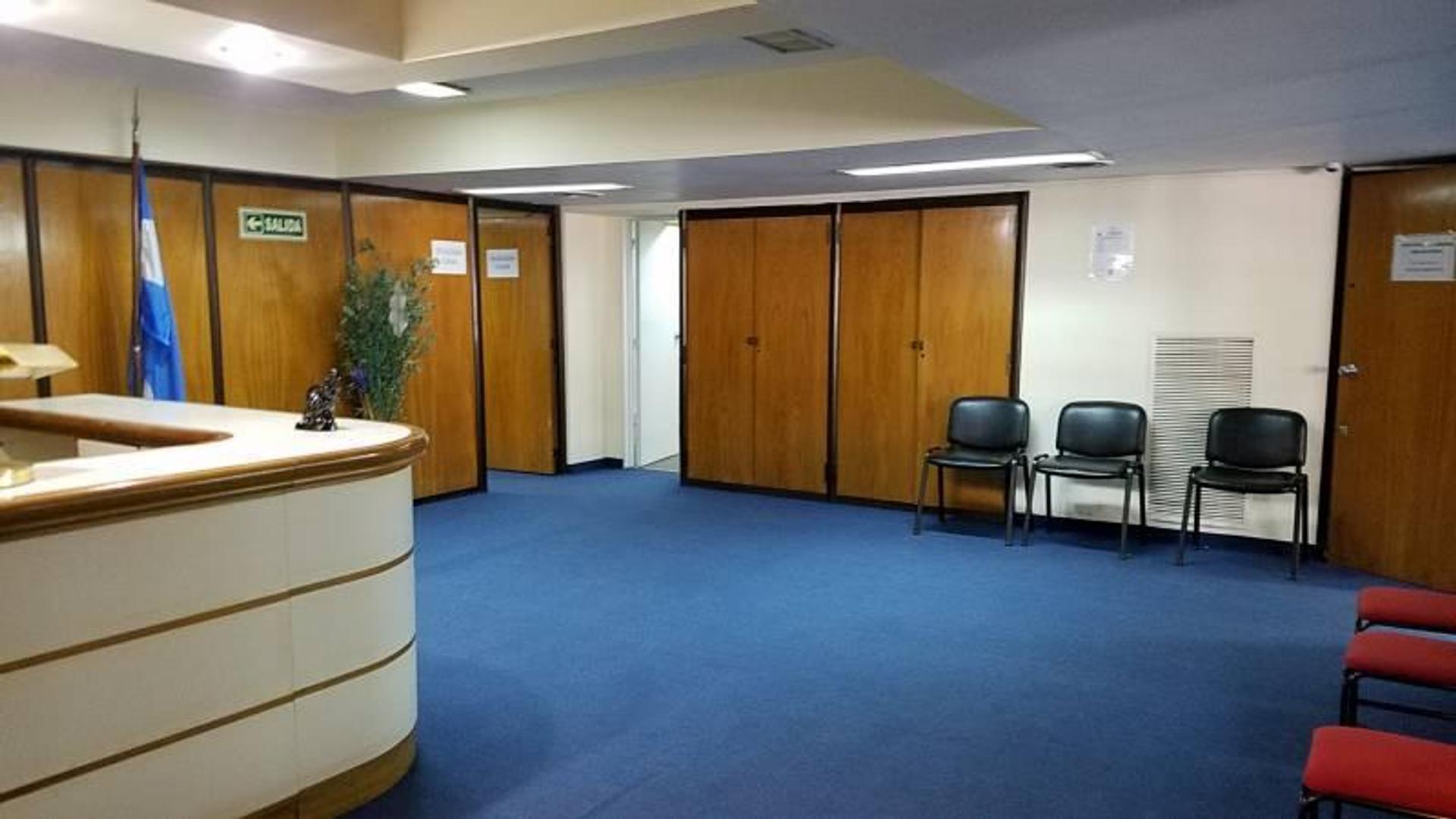 Amplias oficinas al frente + 2 cocheras fijas y cubiertas