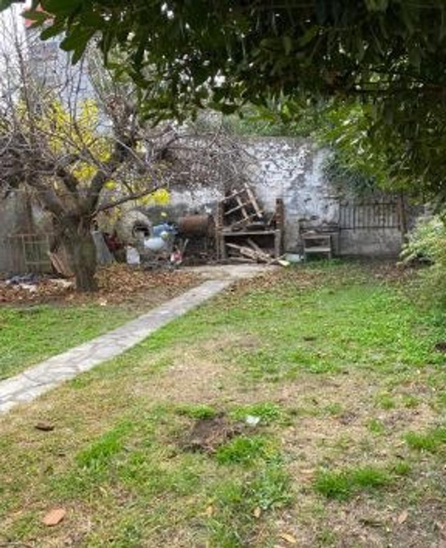 Lote de 10,47 x 43,3 con casa de 5 amb.-IDEAL EMPRENDIMIENTO