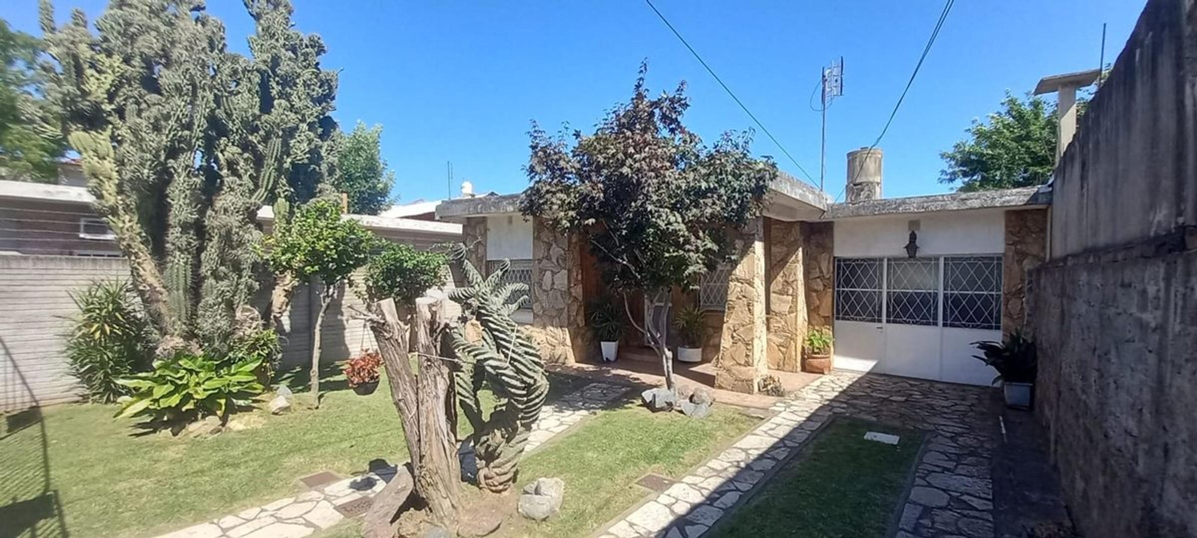 Casa 3 amb. con gran fondo y Monoamb Quilmes Oeste