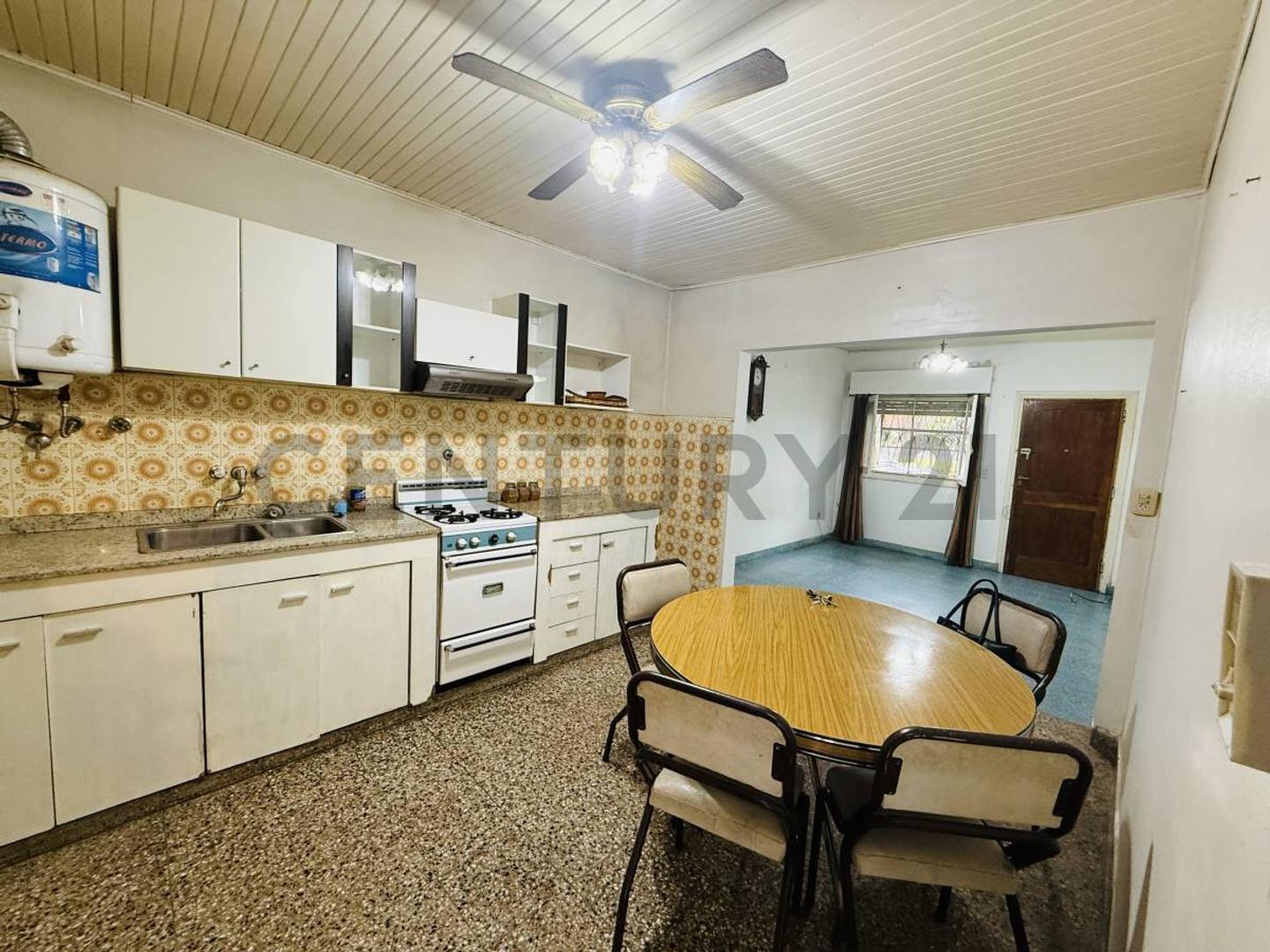 Casa 4 ambientes con 2 baños