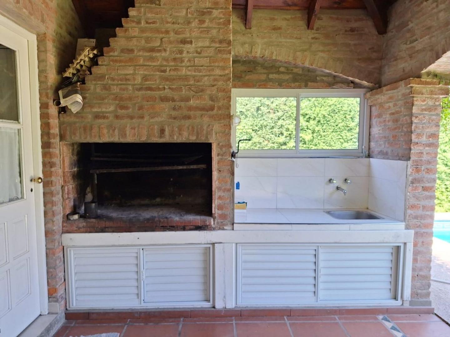 Casa 4 ambientes con 2 baños