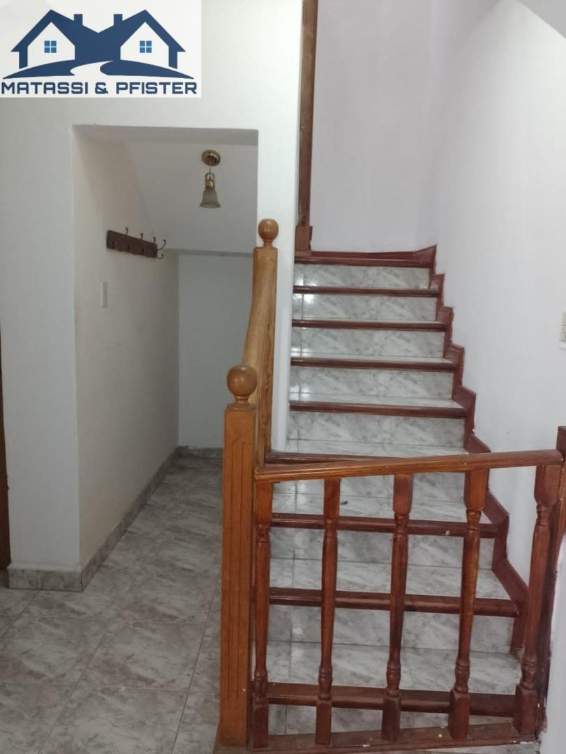 Casa en Alquiler con 2 cocheras