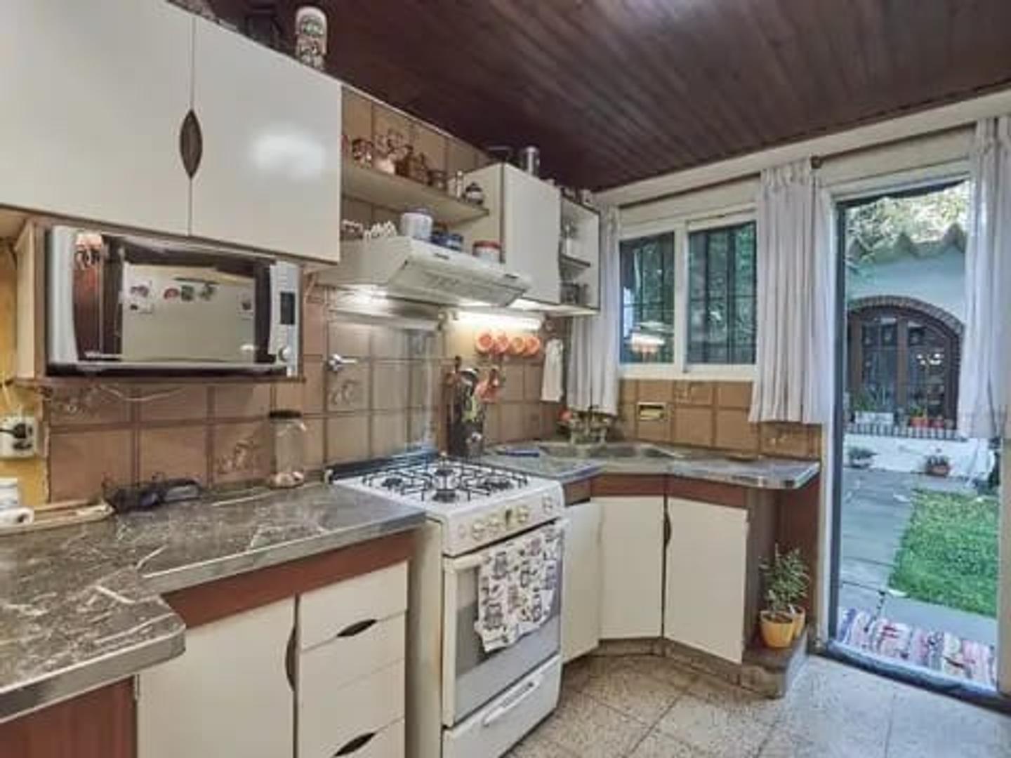 Casa 6 ambientes con 4 baños