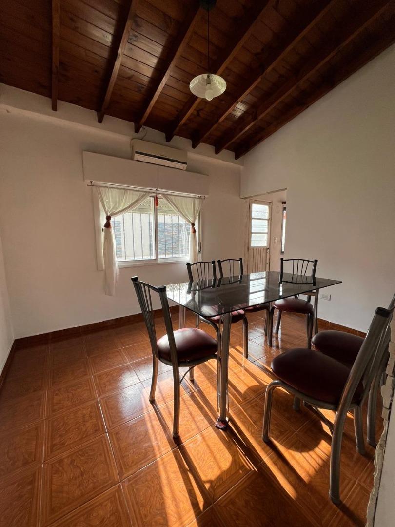 Casa 6 ambientes con 2 baños