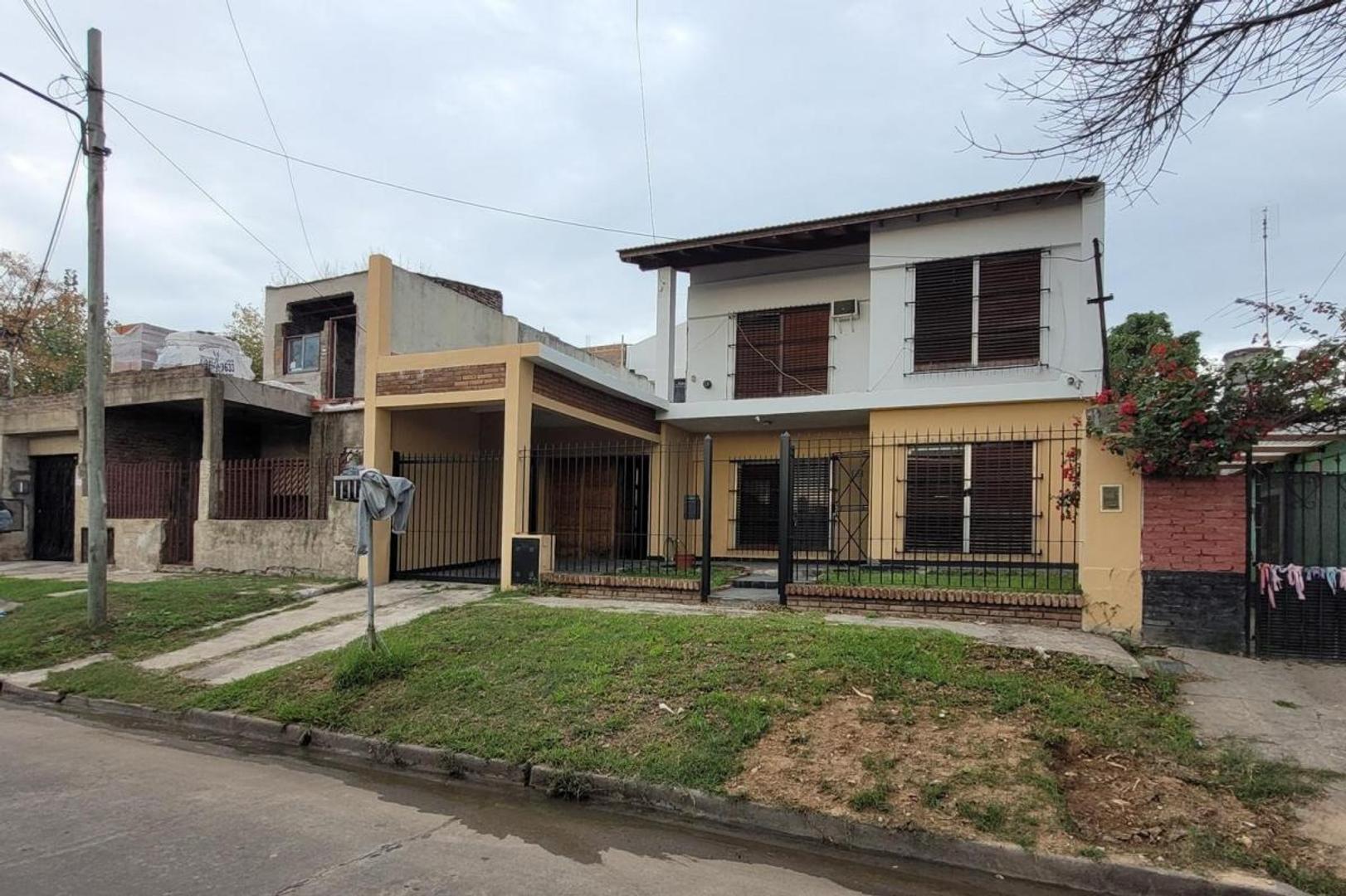 Casa 4 ambientes con jardín y terraza