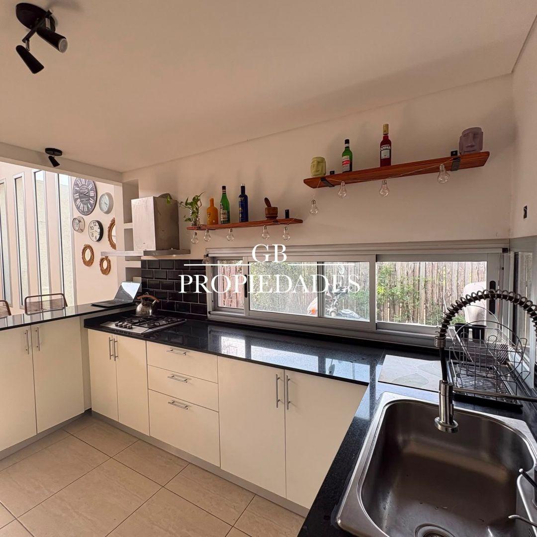 Casa en Venta con 3 cocheras
