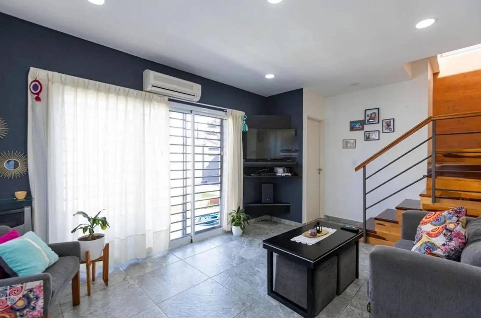 Amplia y hermosa casa de 4 ambientes con cocheras.