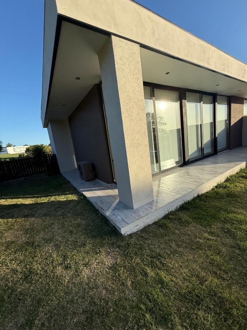 Casa 4 ambientes con 4 baños