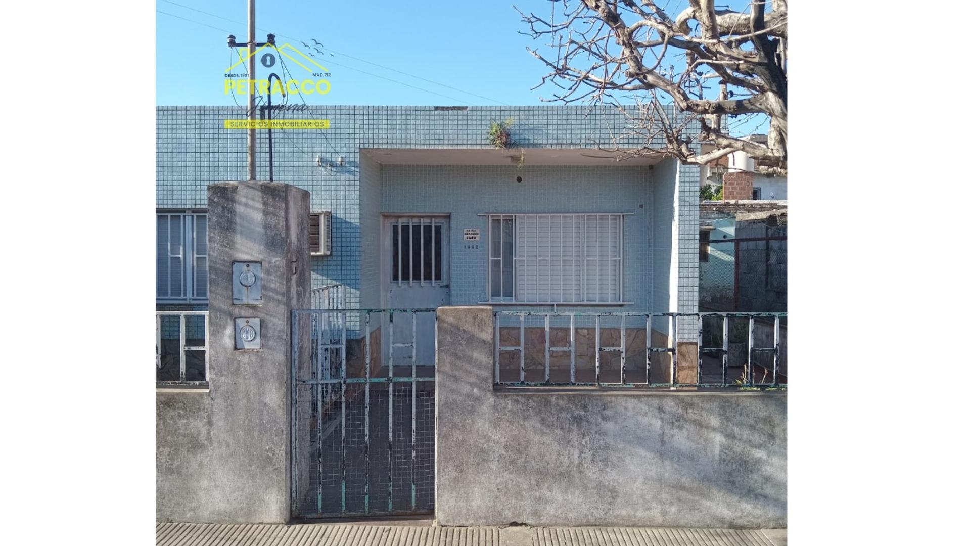 Casa el frente de 2 dormitorios en venta