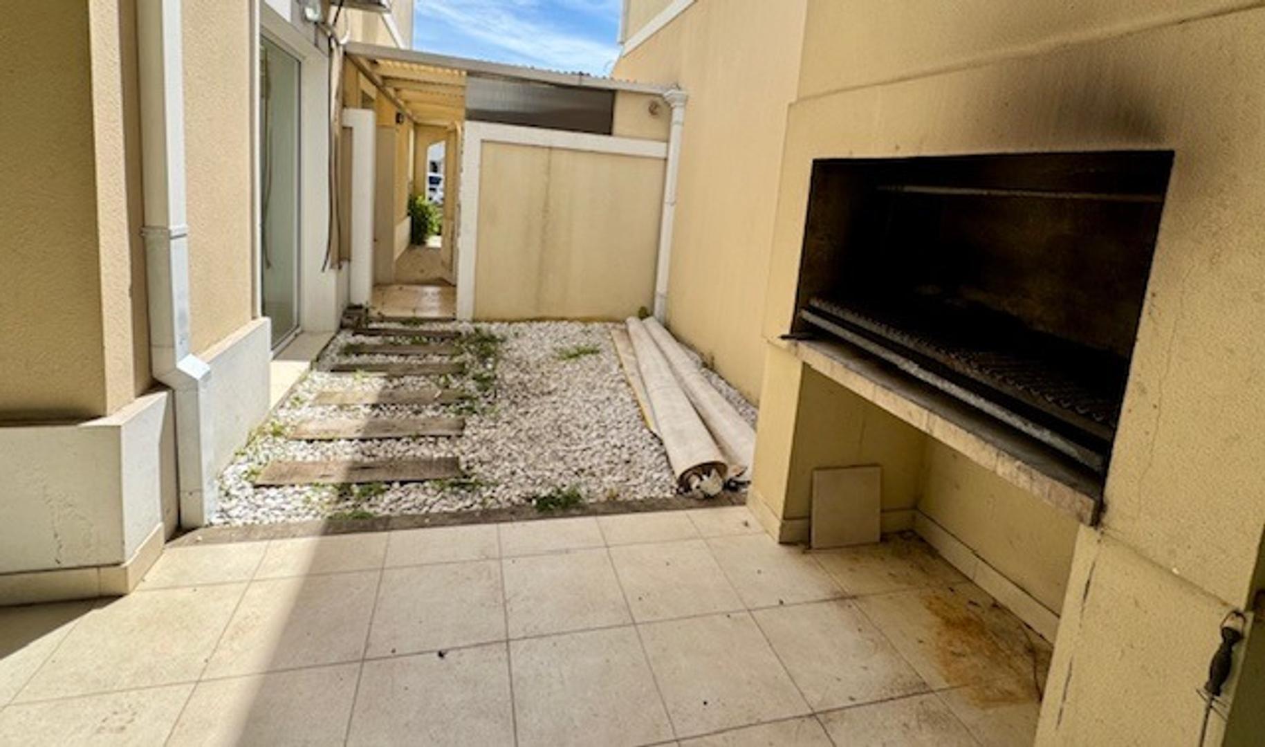 Casa en Alquiler con 3 cocheras