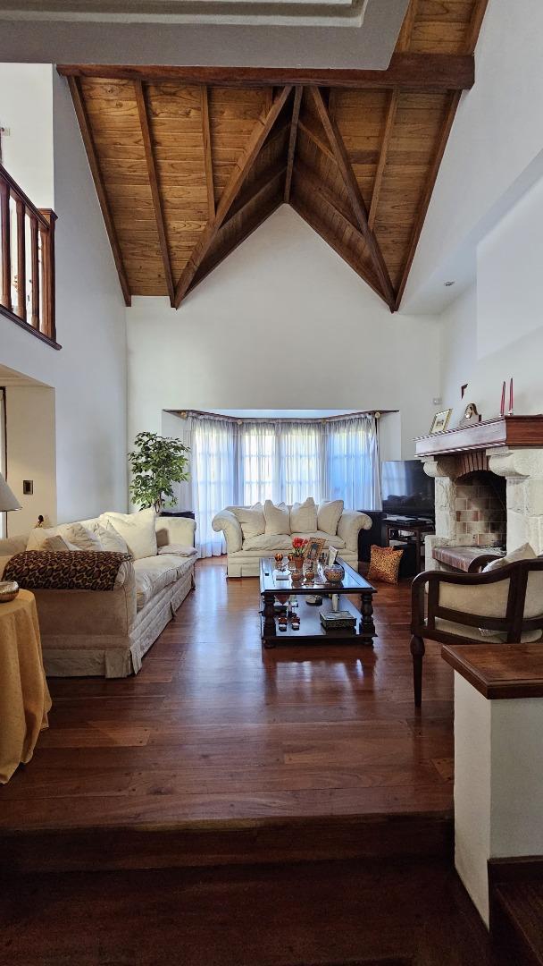 Casa en Venta con 2 cocheras