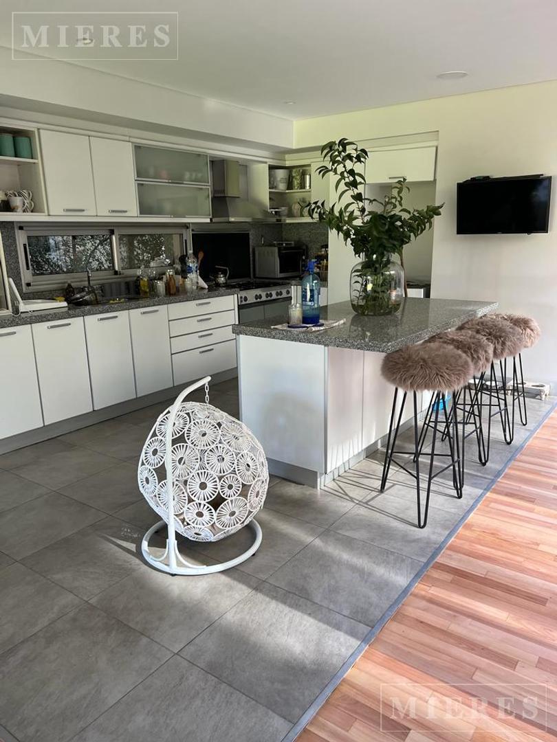 Casa 6 ambientes con 5 baños