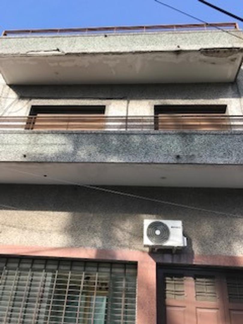 Dpto 1er piso por escalera, 3 dormitorios con patio - Lanus