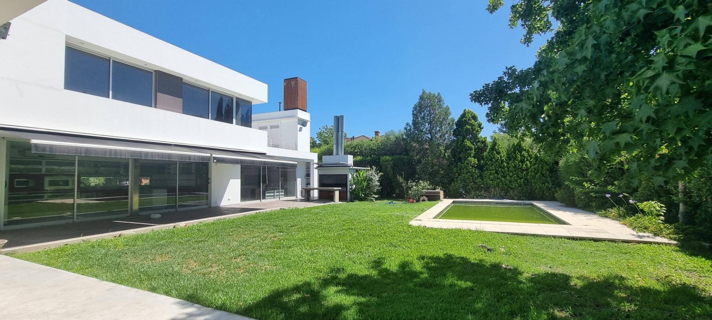 MODERNA CASA EN CAMPOS DE ALVAREZ