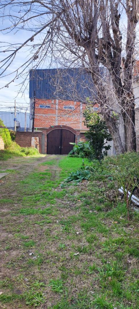 AMPLIO LOTE, con casa de 2 ambientes, SALIDA POR 2 CALLES