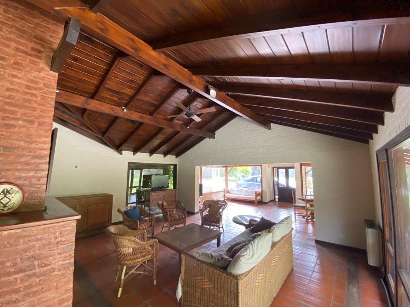 Casa en Alquiler con 5 cocheras